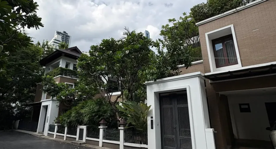 À louer 4 chambres maison à Khlong Toei, Bangkok