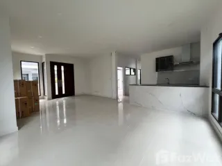 For rent 4 bedrooms house in Wang Thonglang, Bangkok