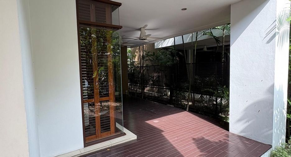 À louer 4 chambres maison à Khlong Toei, Bangkok