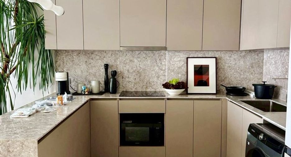For rent 3 bedrooms condo in Huai Khwang, Bangkok