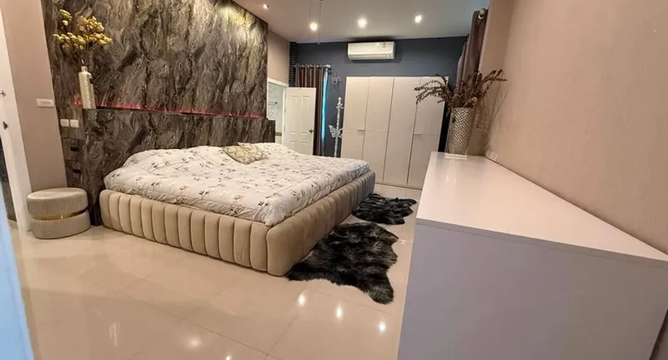 For sale 5 bedrooms villa in Huay Yai, Pattaya