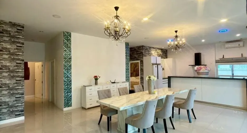 For sale 5 bedrooms villa in Huay Yai, Pattaya