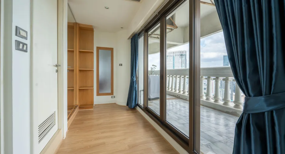 For rent and for sale 2 bedrooms condo in Bang Rak, Bangkok