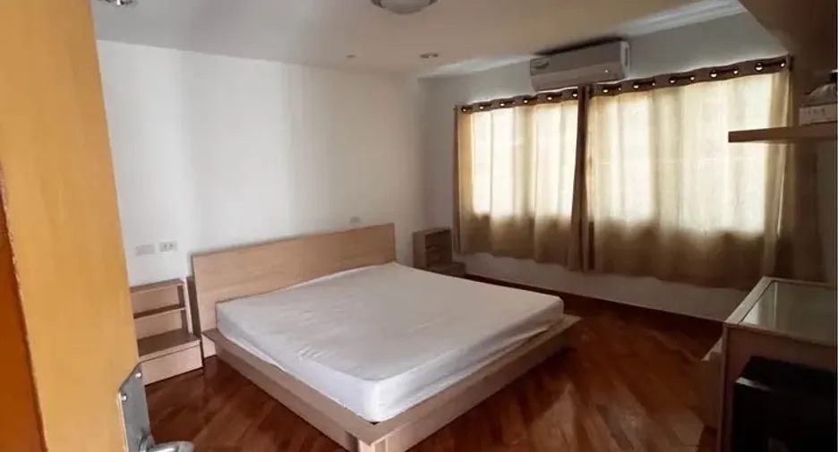 For rent 4 bedrooms townhouse in Huai Khwang, Bangkok