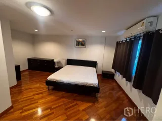 For rent 4 bedrooms townhouse in Huai Khwang, Bangkok