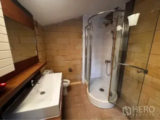 For rent 4 bedrooms townhouse in Huai Khwang, Bangkok