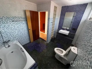 For rent 4 bedrooms townhouse in Huai Khwang, Bangkok