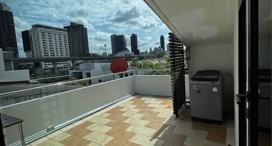 For rent 4 bedrooms townhouse in Huai Khwang, Bangkok