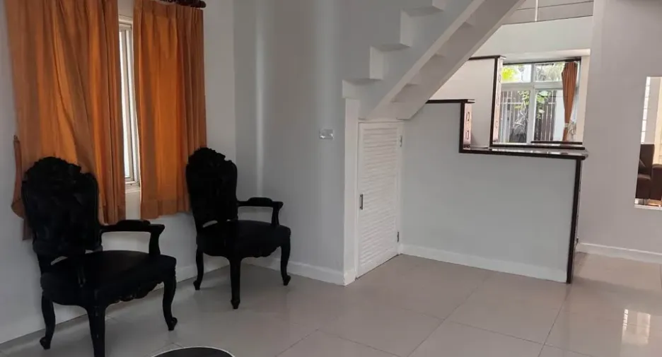 For rent 4 bedrooms townhouse in Huai Khwang, Bangkok