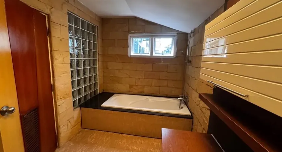 For rent 4 bedrooms townhouse in Huai Khwang, Bangkok