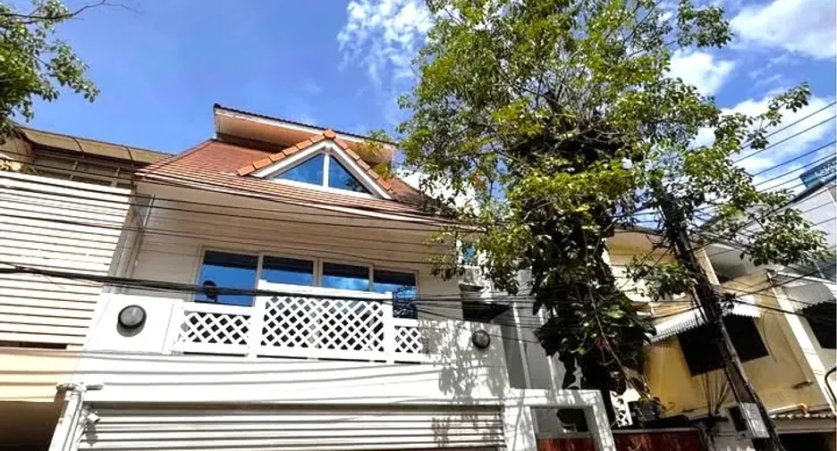 For rent 4 bedrooms townhouse in Huai Khwang, Bangkok