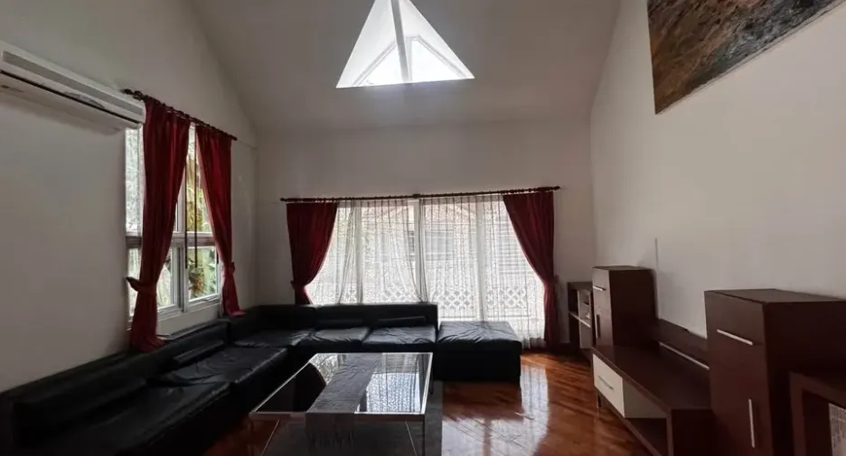 For rent 4 bedrooms townhouse in Huai Khwang, Bangkok