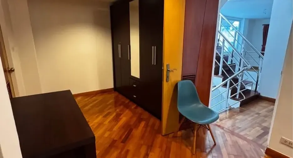 For rent 4 bedrooms townhouse in Huai Khwang, Bangkok