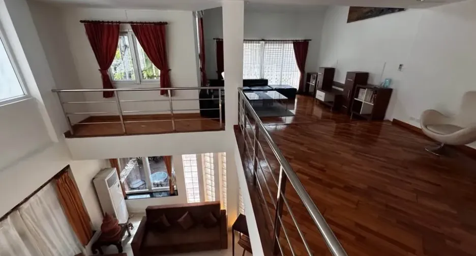 For rent 4 bedrooms townhouse in Huai Khwang, Bangkok