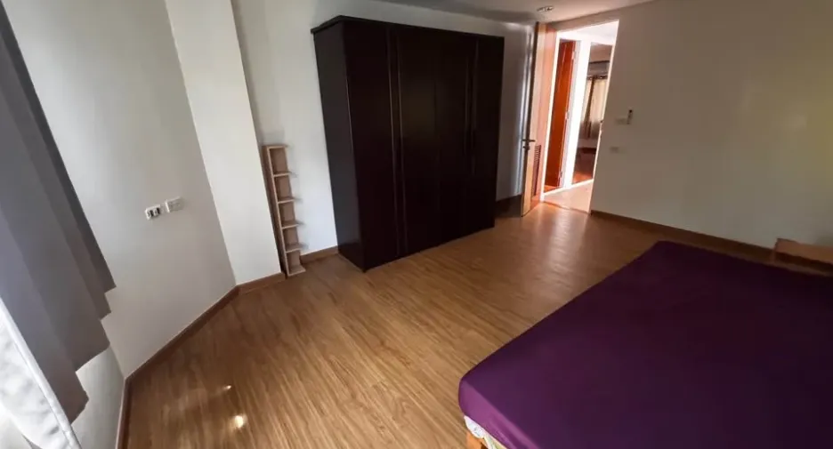 For rent 4 bedrooms townhouse in Huai Khwang, Bangkok