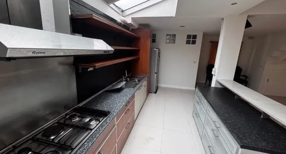 For rent 4 bedrooms townhouse in Huai Khwang, Bangkok