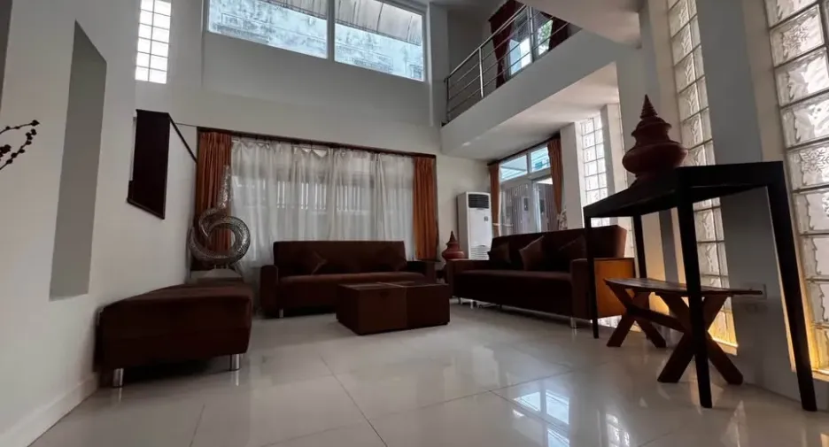 For rent 4 bedrooms townhouse in Huai Khwang, Bangkok