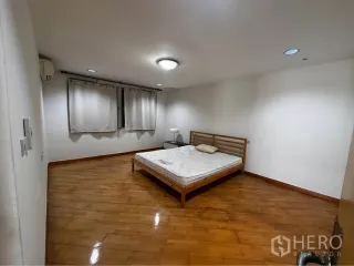 For rent 4 bedrooms townhouse in Huai Khwang, Bangkok