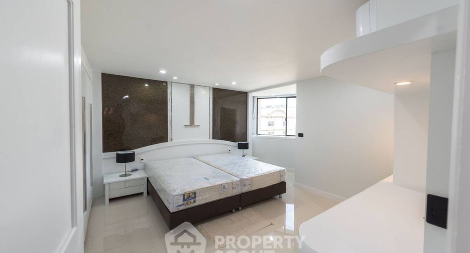 For sale 3 bedrooms condo in Khlong Toei, Bangkok