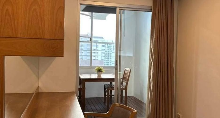 For rent 3 bedrooms condo in Watthana, Bangkok