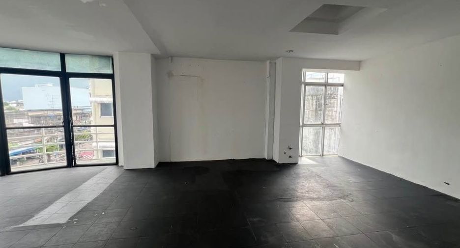 For rent 3 bedrooms retail Space in Suan Luang, Bangkok