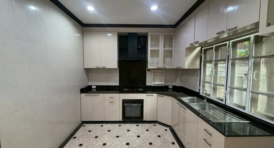 Haus zur Miete mit 3 Zimmer in Watthana, Bangkok