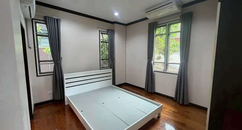 Haus zur Miete mit 3 Zimmer in Watthana, Bangkok