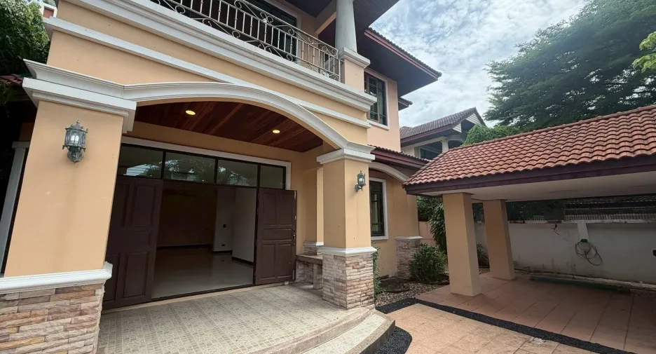 Haus zur Miete mit 3 Zimmer in Watthana, Bangkok