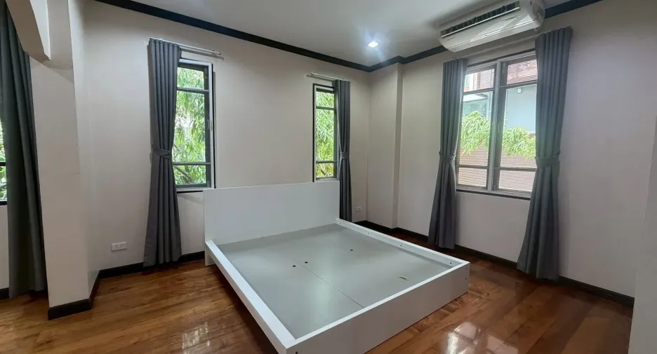 Haus zur Miete mit 3 Zimmer in Watthana, Bangkok