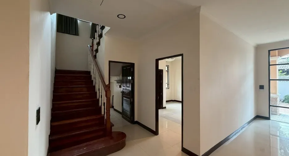 Haus zur Miete mit 3 Zimmer in Watthana, Bangkok