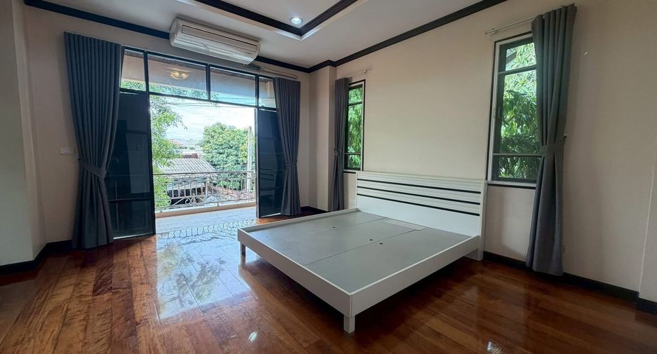 For rent 3 bedrooms house in Phra Khanong, Bangkok