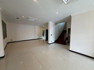 For rent 3 bedrooms house in Phra Khanong, Bangkok