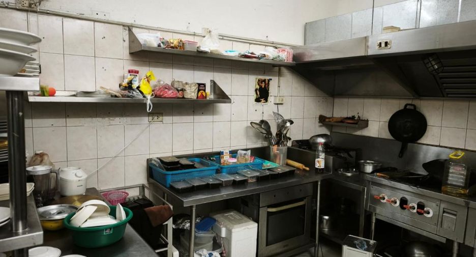 Local comercial en venta de 2 habitaciones en Bang Lamung, Chonburi