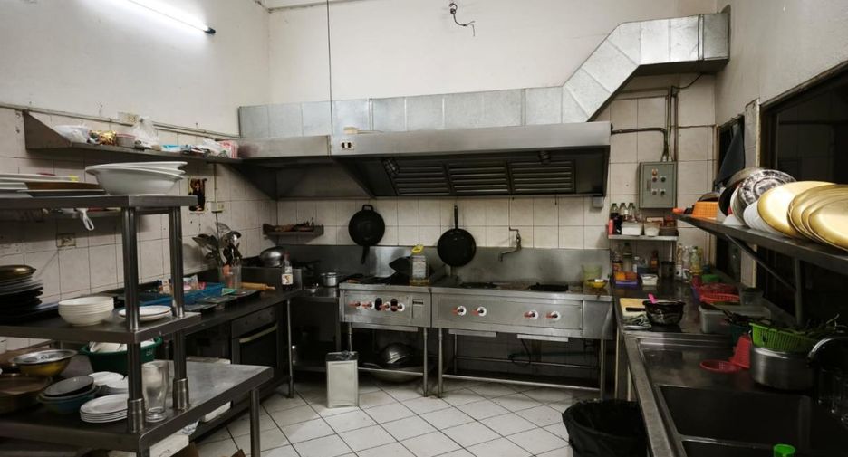 Local comercial en venta de 2 habitaciones en Bang Lamung, Chonburi