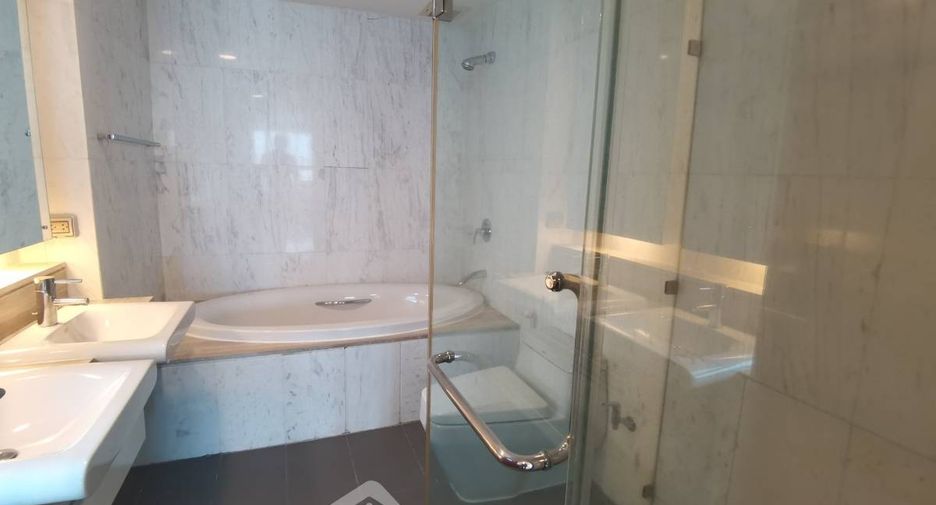 For rent 4 bedrooms apartment in Watthana, Bangkok
