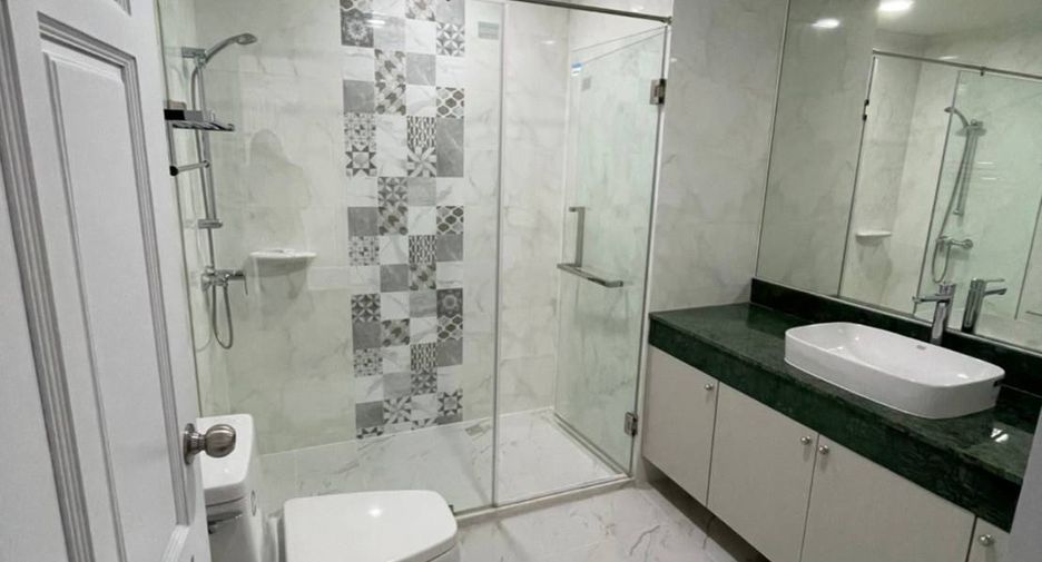 For rent 3 bedrooms apartment in Khlong Toei, Bangkok