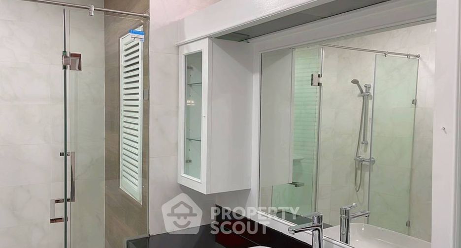 For rent 3 bedrooms apartment in Khlong Toei, Bangkok