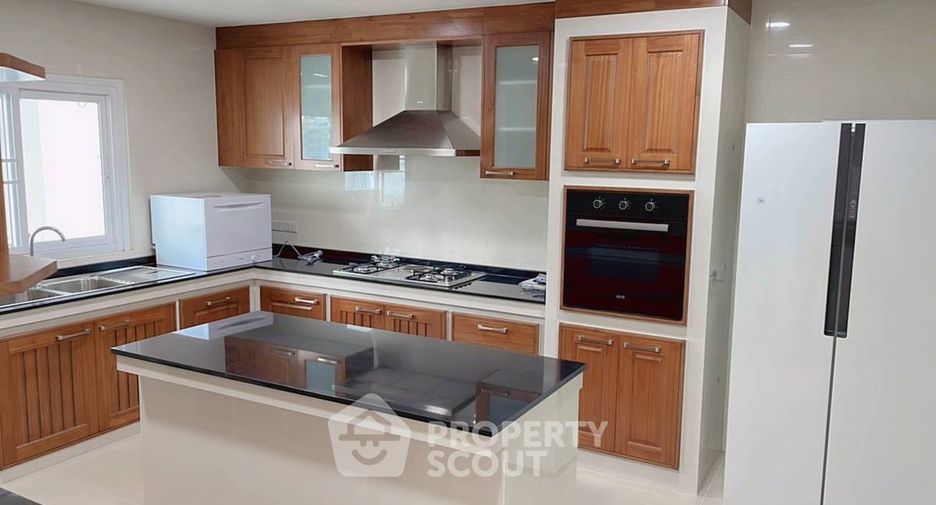For rent 3 bedrooms apartment in Khlong Toei, Bangkok