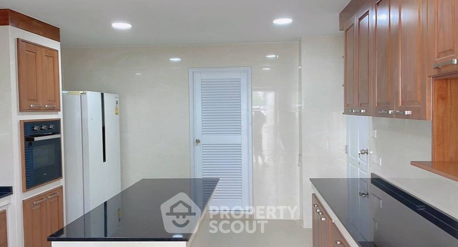 For rent 3 bedrooms apartment in Khlong Toei, Bangkok