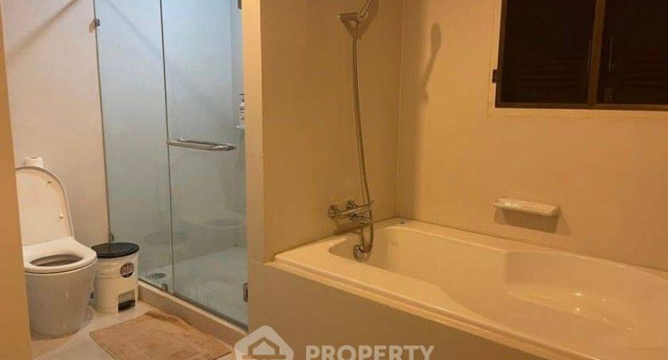 For rent 2 bedrooms condo in Huai Khwang, Bangkok