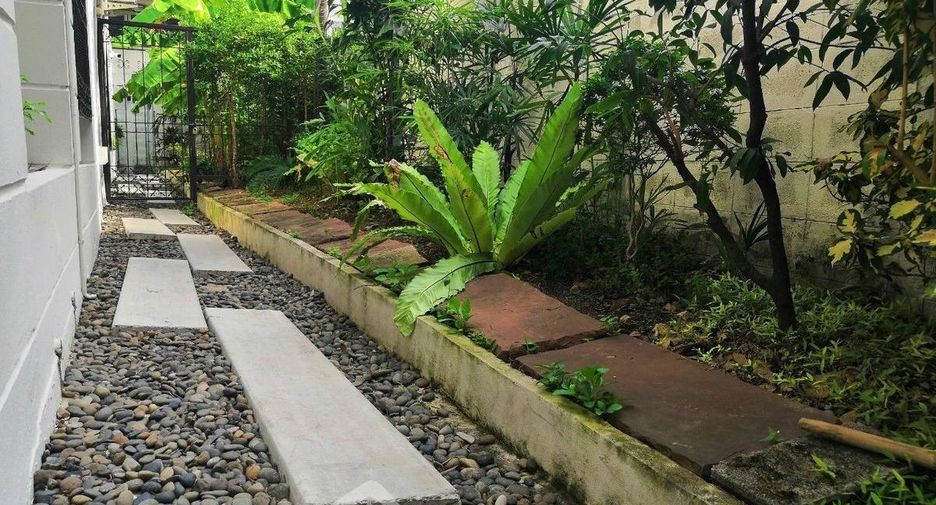 For rent 4 bedrooms condo in Watthana, Bangkok