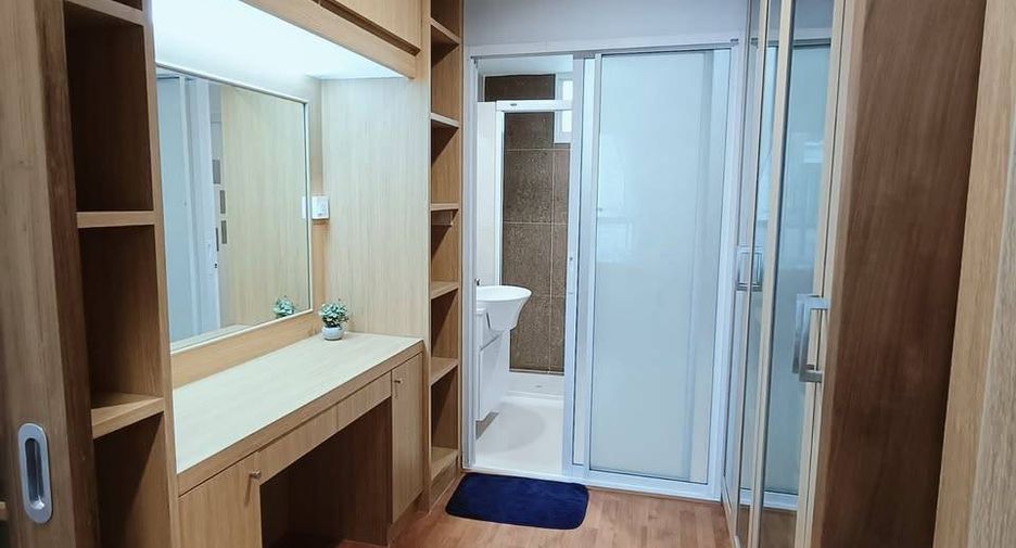 For rent 3 bedrooms townhouse in Lat Krabang, Bangkok