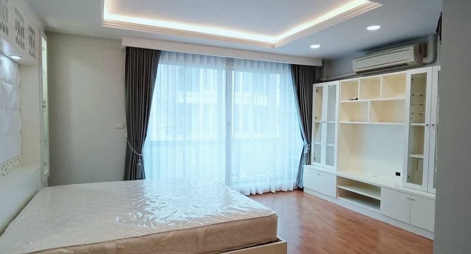 For rent 3 bedrooms townhouse in Lat Krabang, Bangkok