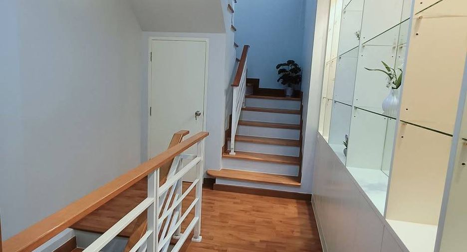 For rent 3 bedrooms townhouse in Lat Krabang, Bangkok