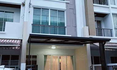 For rent 3 bedrooms townhouse in Lat Krabang, Bangkok