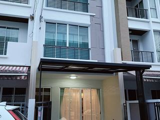 For rent 3 bedrooms townhouse in Lat Krabang, Bangkok