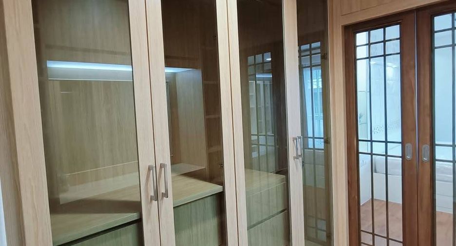 For rent 3 bedrooms townhouse in Lat Krabang, Bangkok