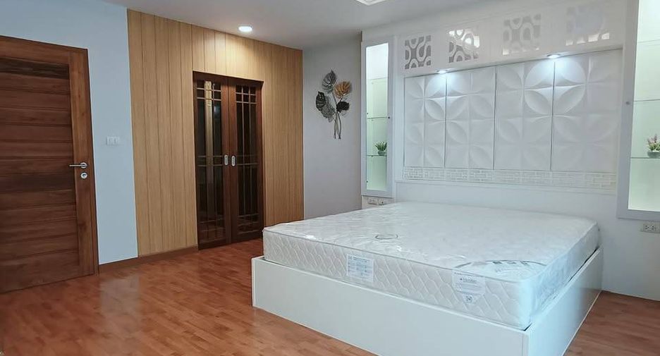 For rent 3 bedrooms townhouse in Lat Krabang, Bangkok