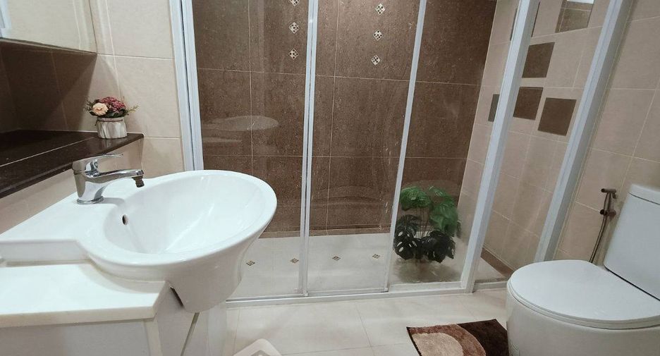 For rent 3 bedrooms townhouse in Lat Krabang, Bangkok