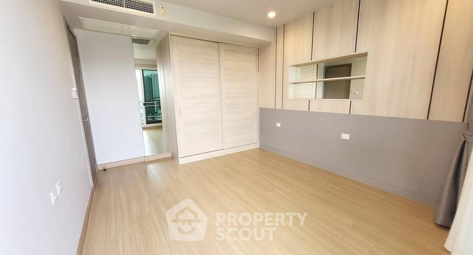 For rent 2 bedrooms condo in Yan Nawa, Bangkok